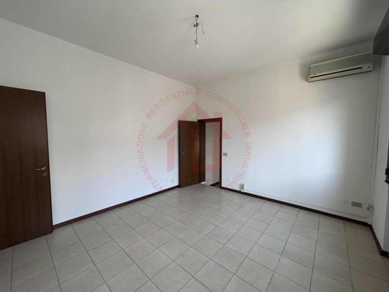 RIF: FR322 PADOVA - PONTE DI BRENTA Proponiamo in locazione ufficio di 70 mq disposto su due live...