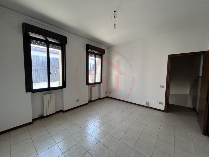 RIF: FR322 PADOVA - PONTE DI BRENTA Proponiamo in locazione ufficio di 70 mq disposto su due live...