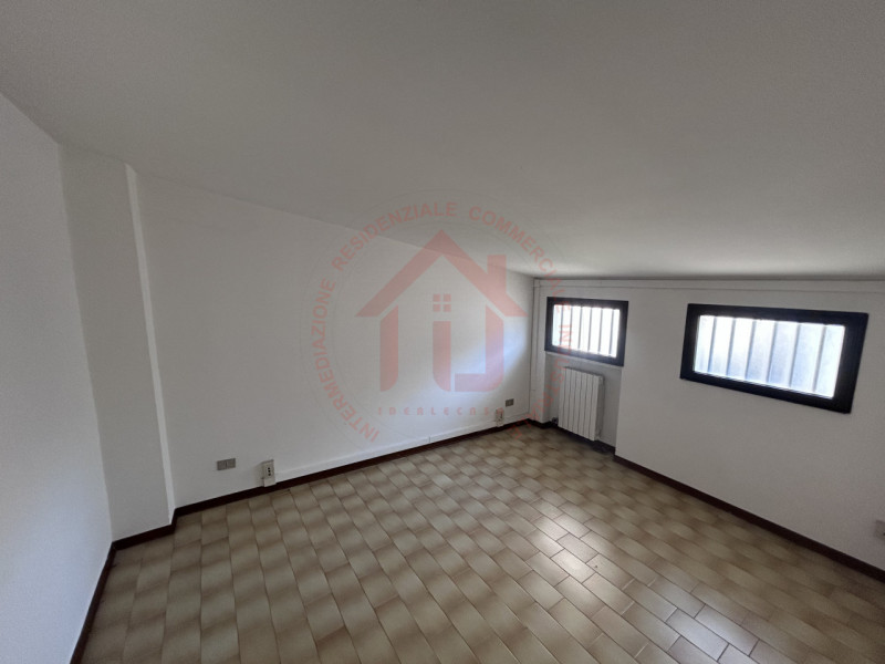 RIF: FR322 PADOVA - PONTE DI BRENTA Proponiamo in locazione ufficio di 70 mq disposto su due live...