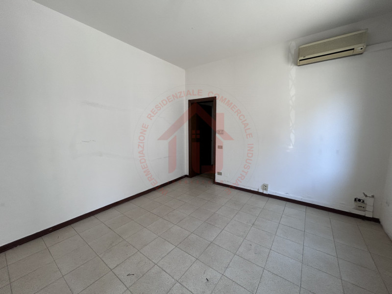 RIF: FR322 PADOVA - PONTE DI BRENTA Proponiamo in locazione ufficio di 70 mq disposto su due live...