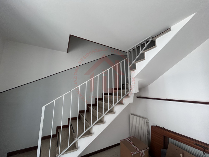 RIF: FR322 PADOVA - PONTE DI BRENTA Proponiamo in locazione ufficio di 70 mq disposto su due live...