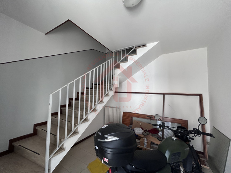 RIF: FR322 PADOVA - PONTE DI BRENTA Proponiamo in locazione ufficio di 70 mq disposto su due live...