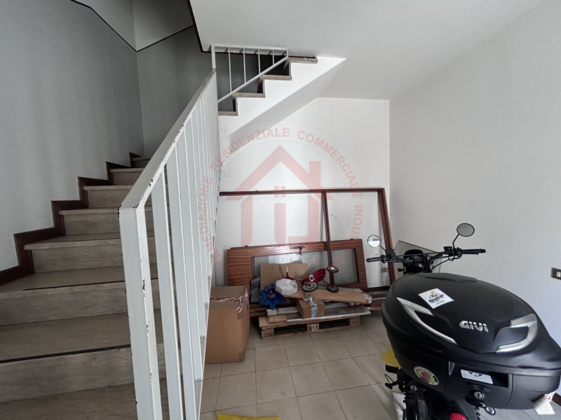 RIF: FR322 PADOVA - PONTE DI BRENTA Proponiamo in locazione ufficio di 70 mq disposto su due live...