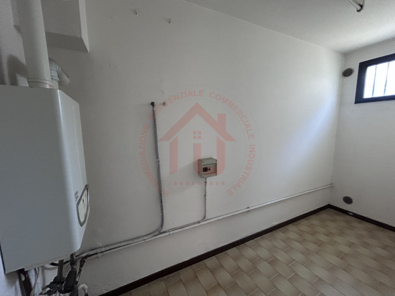 RIF: FR322 PADOVA - PONTE DI BRENTA Proponiamo in locazione ufficio di 70 mq disposto su due live...