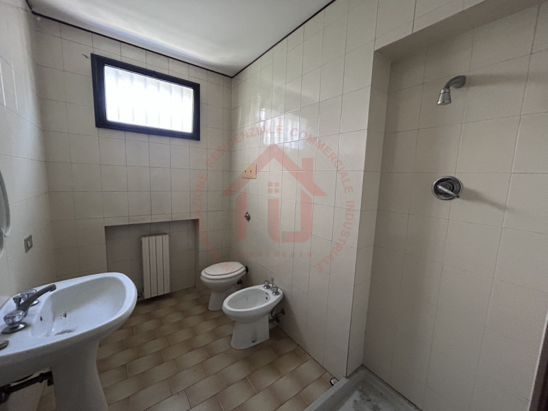 RIF: FR322 PADOVA - PONTE DI BRENTA Proponiamo in locazione ufficio di 70 mq disposto su due live...