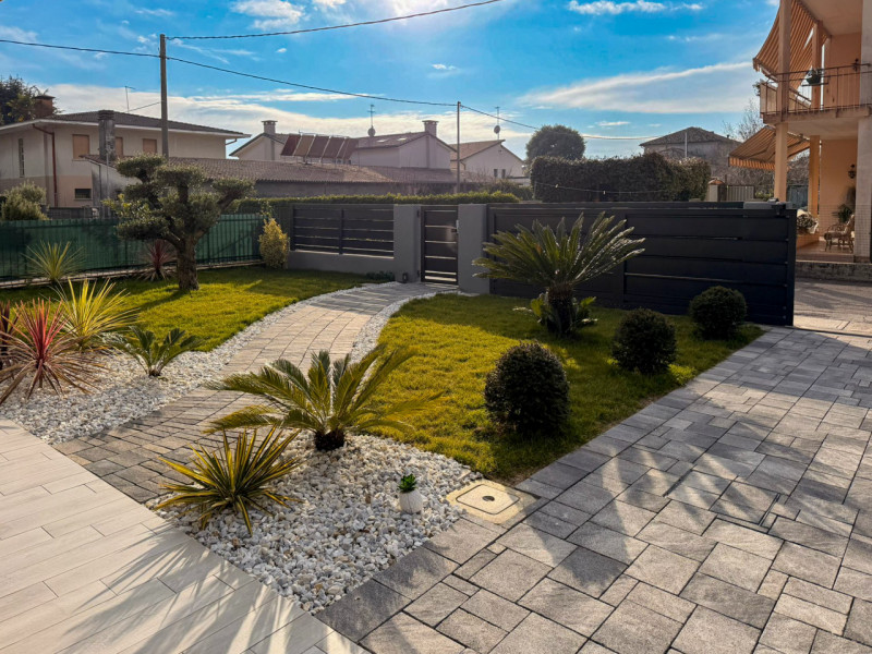 (Per INFO Vittorio 3517343301) Proponiamo in vendita una splendida porzione di bifamiliare situat...