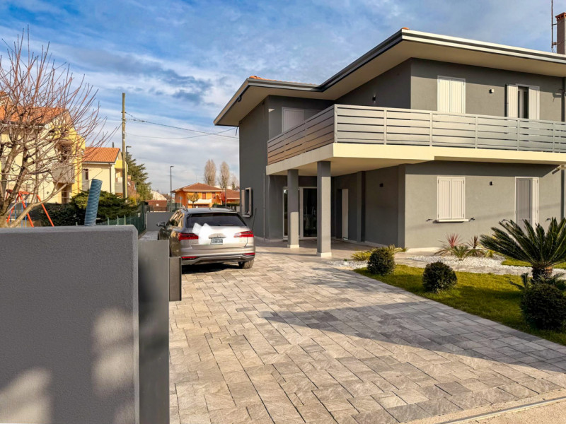 (Per INFO Vittorio 3517343301) Proponiamo in vendita una splendida porzione di bifamiliare situat...