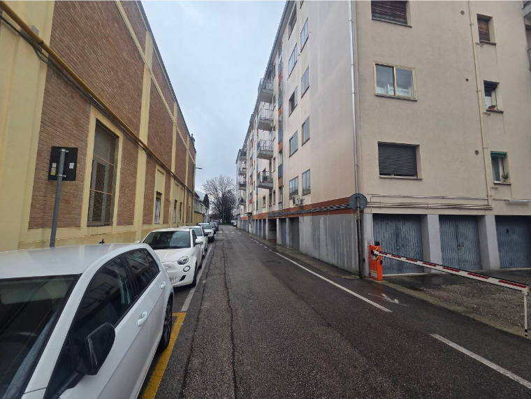 ASTA IMMOBILIARE - PADOVA quartiere ARCELLA/SAN CARLO, via Moroni, APPARTAMENTO al piano quarto s...