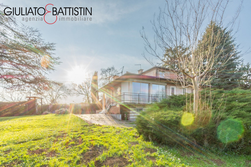 CREAZZO: adagiata nella posizione più esclusiva di Creazzo Colle, con visuale panoramica, proponi...