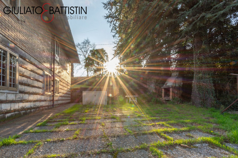 CREAZZO: adagiata nella posizione più esclusiva di Creazzo Colle, con visuale panoramica, proponi...