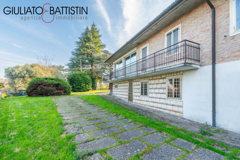 CREAZZO: adagiata nella posizione più esclusiva di Creazzo Colle, con visuale panoramica, proponi...