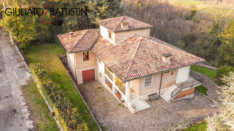 CREAZZO: adagiata nella posizione più esclusiva di Creazzo Colle, con visuale panoramica, proponi...