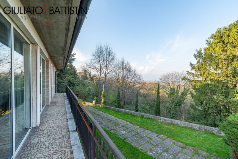 CREAZZO: adagiata nella posizione più esclusiva di Creazzo Colle, con visuale panoramica, proponi...