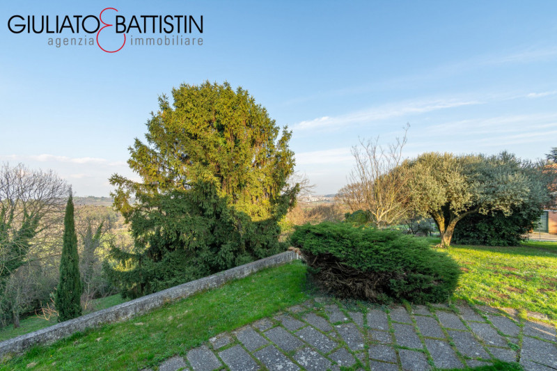 CREAZZO: adagiata nella posizione più esclusiva di Creazzo Colle, con visuale panoramica, proponi...