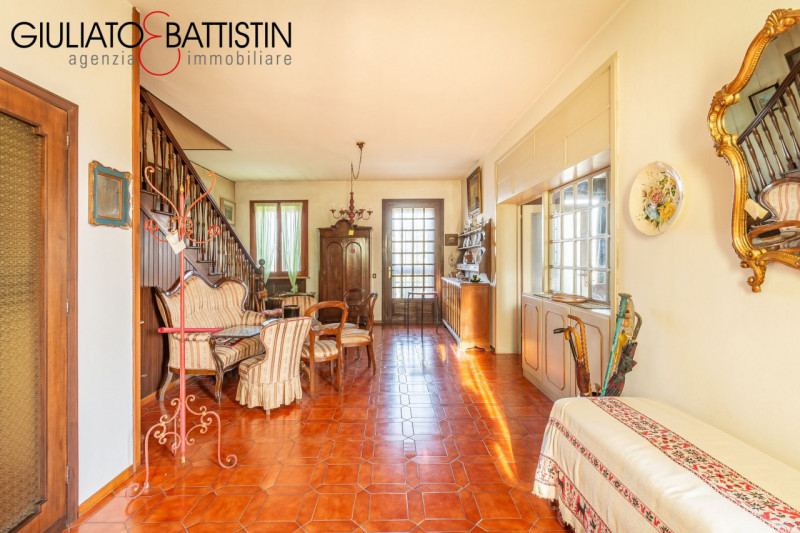 CREAZZO: adagiata nella posizione più esclusiva di Creazzo Colle, con visuale panoramica, proponi...