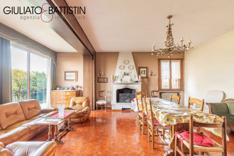 CREAZZO: adagiata nella posizione più esclusiva di Creazzo Colle, con visuale panoramica, proponi...