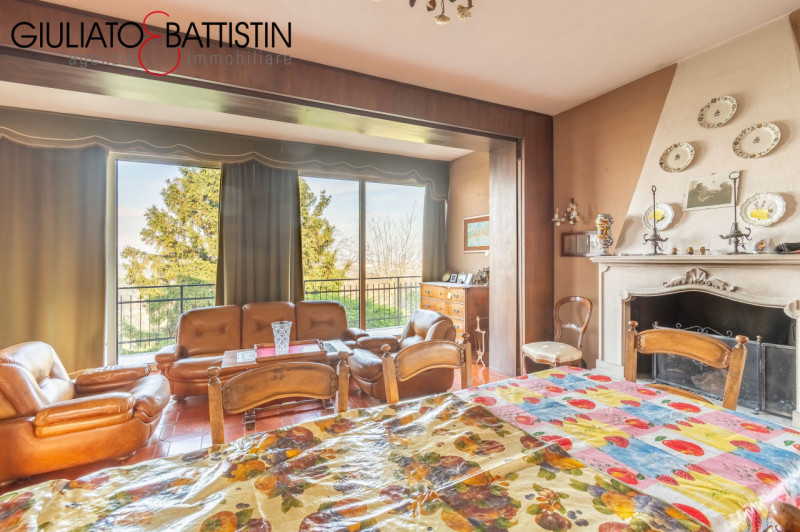 CREAZZO: adagiata nella posizione più esclusiva di Creazzo Colle, con visuale panoramica, proponi...