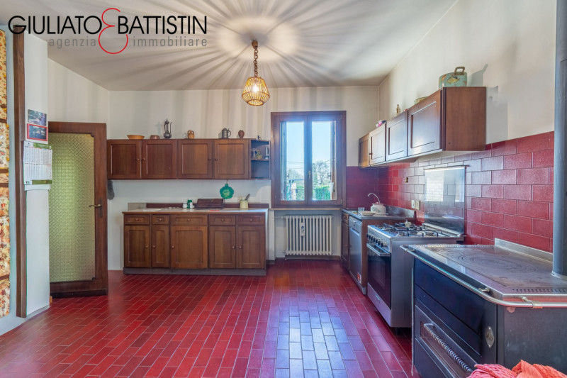 CREAZZO: adagiata nella posizione più esclusiva di Creazzo Colle, con visuale panoramica, proponi...