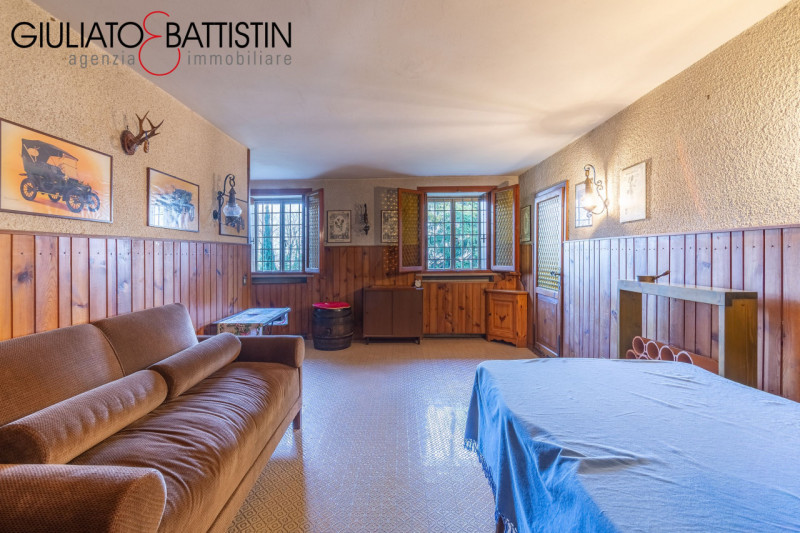 CREAZZO: adagiata nella posizione più esclusiva di Creazzo Colle, con visuale panoramica, proponi...