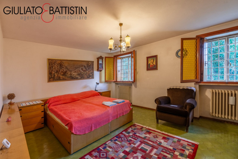 CREAZZO: adagiata nella posizione più esclusiva di Creazzo Colle, con visuale panoramica, proponi...