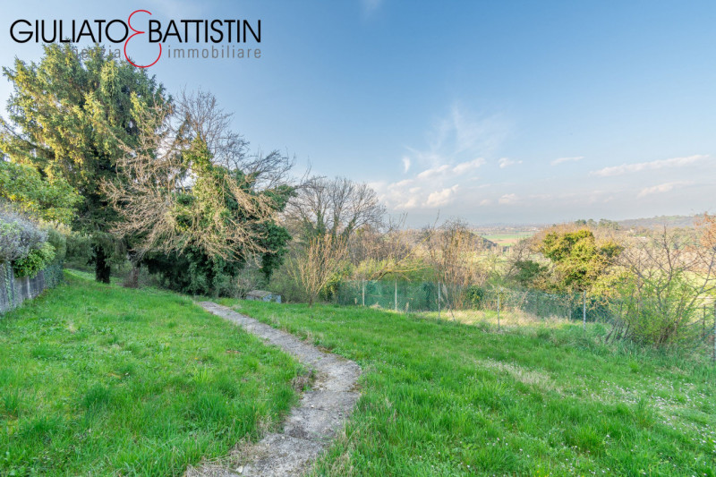 CREAZZO: adagiata nella posizione più esclusiva di Creazzo Colle, con visuale panoramica, proponi...