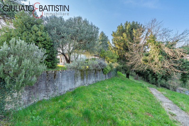 CREAZZO: adagiata nella posizione più esclusiva di Creazzo Colle, con visuale panoramica, proponi...