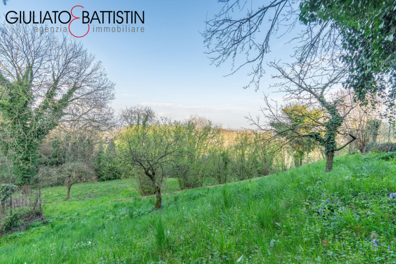 CREAZZO: adagiata nella posizione più esclusiva di Creazzo Colle, con visuale panoramica, proponi...