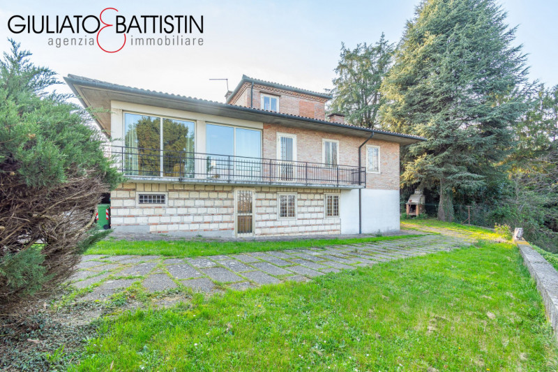 CREAZZO: adagiata nella posizione più esclusiva di Creazzo Colle, con visuale panoramica, proponi...