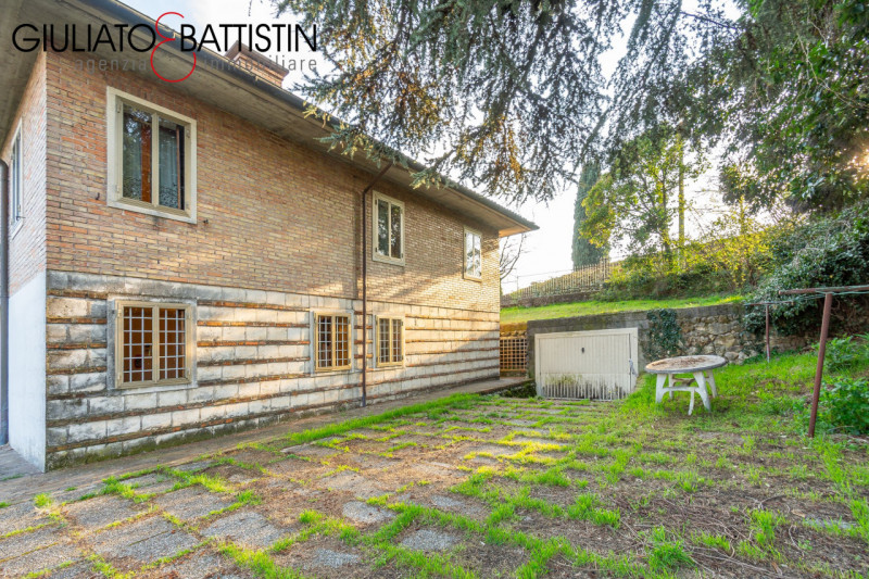 CREAZZO: adagiata nella posizione più esclusiva di Creazzo Colle, con visuale panoramica, proponi...