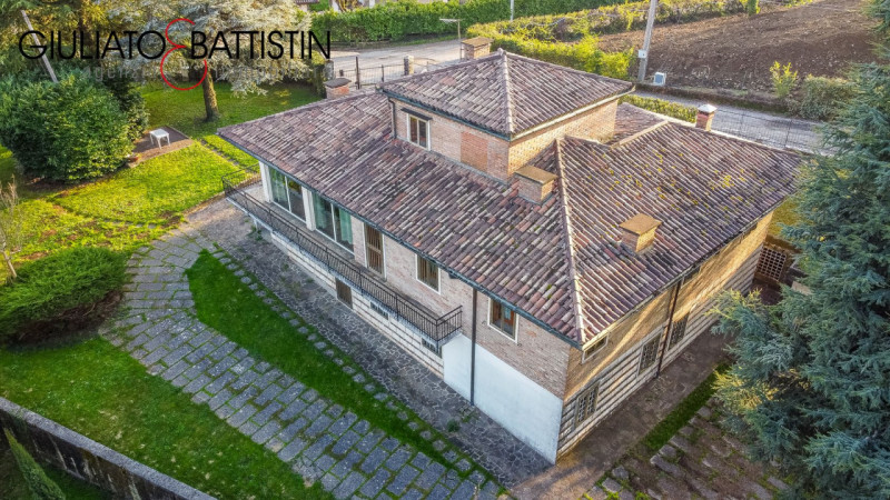 CREAZZO: adagiata nella posizione più esclusiva di Creazzo Colle, con visuale panoramica, proponi...