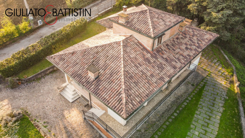 CREAZZO: adagiata nella posizione più esclusiva di Creazzo Colle, con visuale panoramica, proponi...