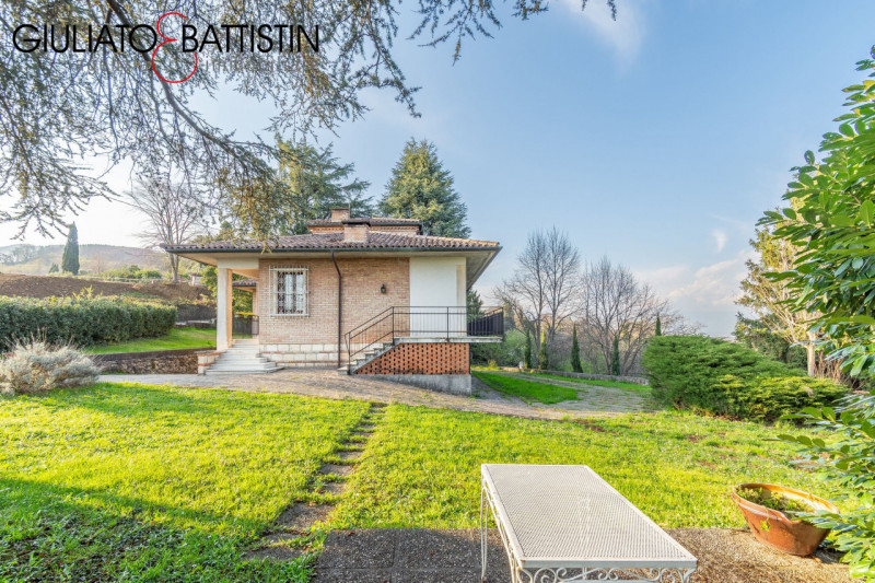 CREAZZO: adagiata nella posizione più esclusiva di Creazzo Colle, con visuale panoramica, proponi...