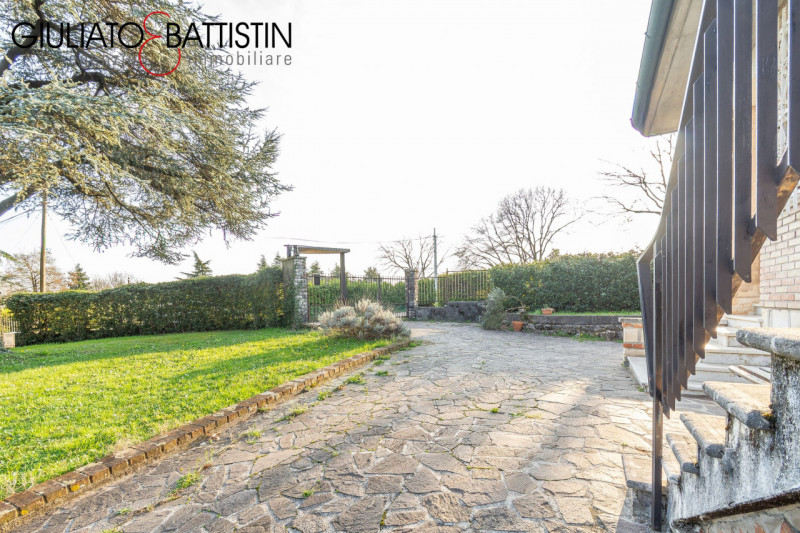 CREAZZO: adagiata nella posizione più esclusiva di Creazzo Colle, con visuale panoramica, proponi...