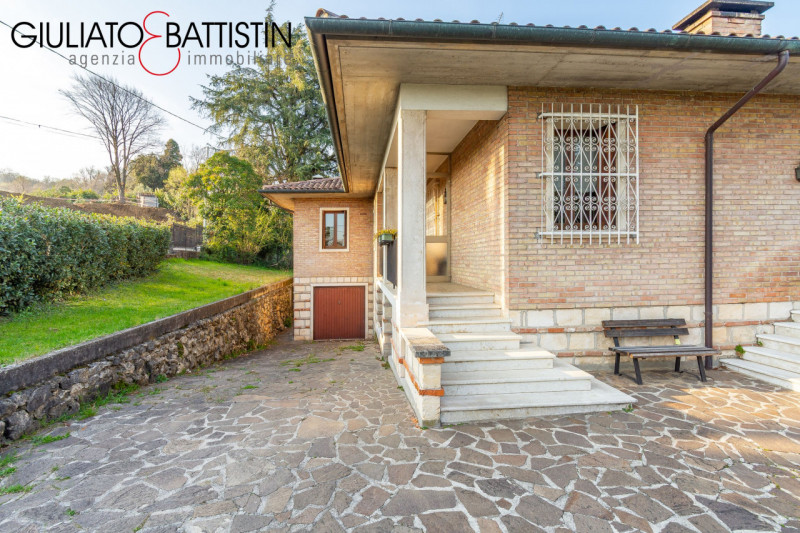 CREAZZO: adagiata nella posizione più esclusiva di Creazzo Colle, con visuale panoramica, proponi...