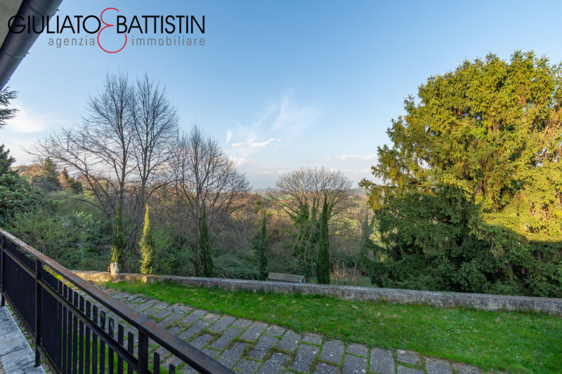 CREAZZO: adagiata nella posizione più esclusiva di Creazzo Colle, con visuale panoramica, proponi...