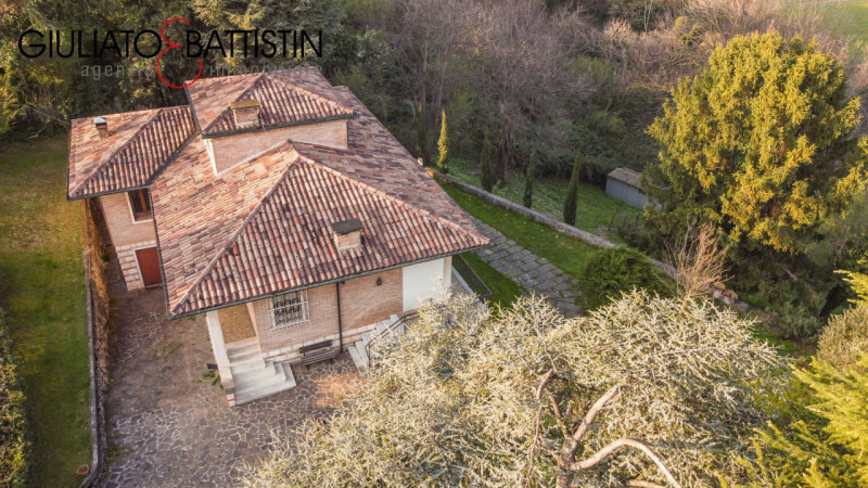 CREAZZO: adagiata nella posizione più esclusiva di Creazzo Colle, con visuale panoramica, proponi...