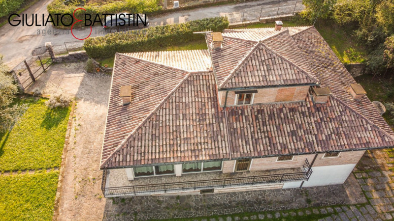 CREAZZO: adagiata nella posizione più esclusiva di Creazzo Colle, con visuale panoramica, proponi...