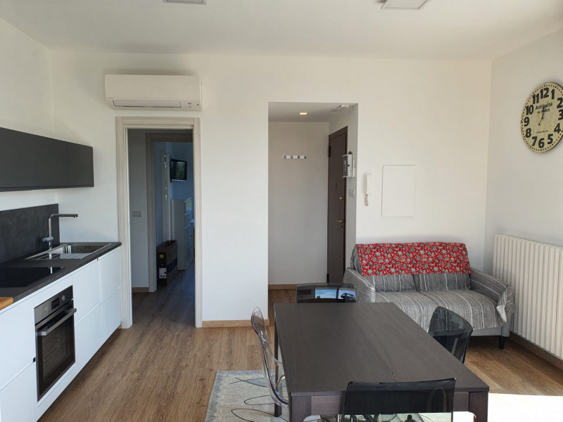 Proponiamo in affitto STANZA in un elegante appartamento situato nel comune di Padova, ideale per...