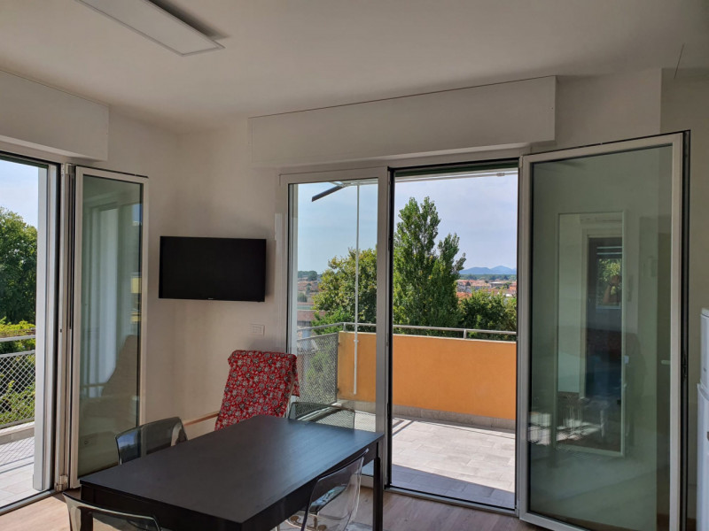 Proponiamo in affitto STANZA in un elegante appartamento situato nel comune di Padova, ideale per...