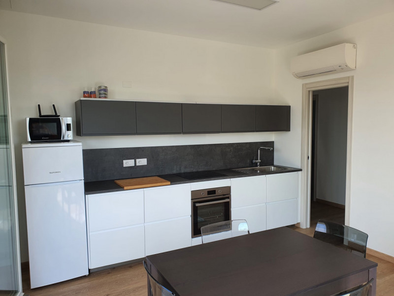 Proponiamo in affitto STANZA in un elegante appartamento situato nel comune di Padova, ideale per...