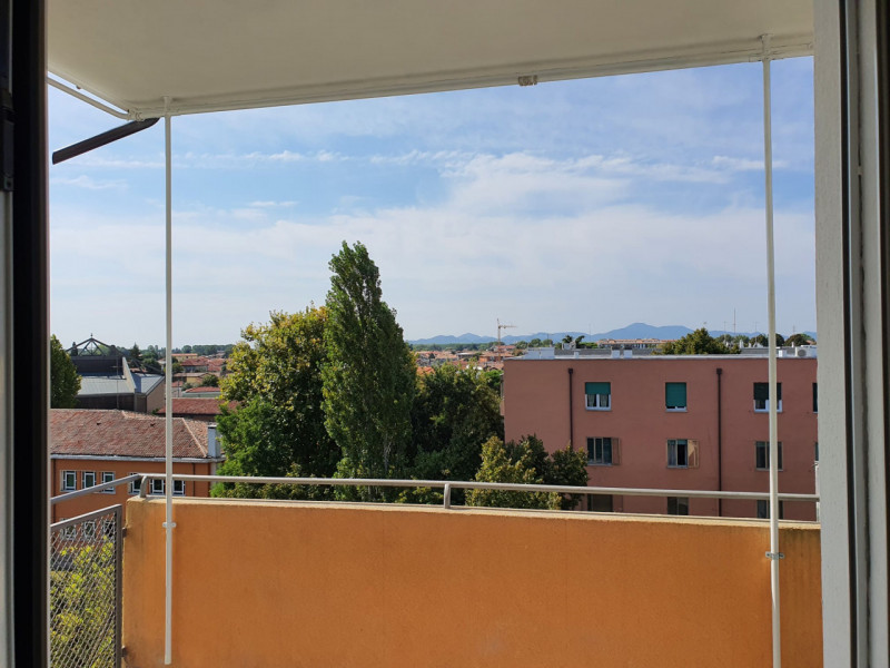 Proponiamo in affitto STANZA in un elegante appartamento situato nel comune di Padova, ideale per...