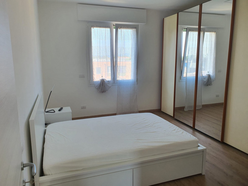 Proponiamo in affitto STANZA in un elegante appartamento situato nel comune di Padova, ideale per...