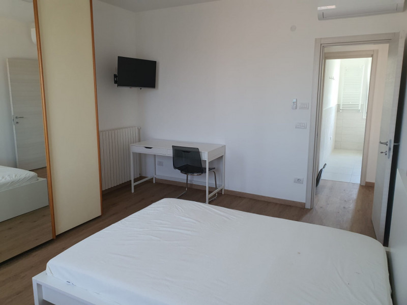 Proponiamo in affitto STANZA in un elegante appartamento situato nel comune di Padova, ideale per...