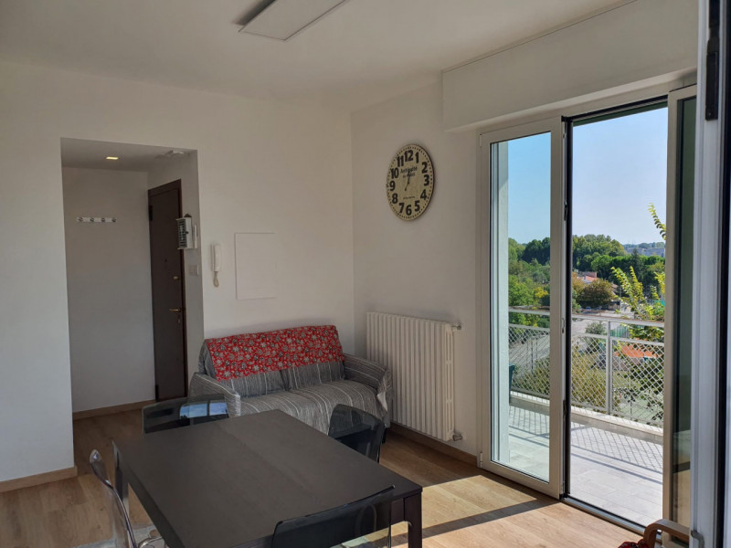 Proponiamo in affitto STANZA in un elegante appartamento situato nel comune di Padova, ideale per...