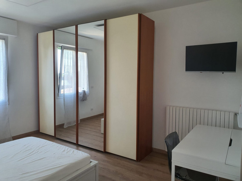 Proponiamo in affitto STANZA in un elegante appartamento situato nel comune di Padova, ideale per...