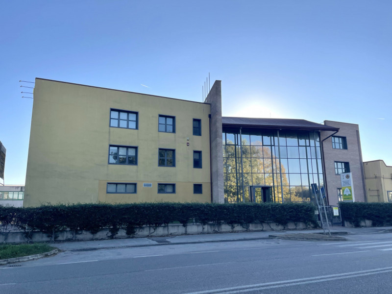 ZONA INDUSTRIALE DI CONSELVE - BAGNOLI DI SOPRA.

Prestigioso Ufficio di complessivi 170 mq. circ...