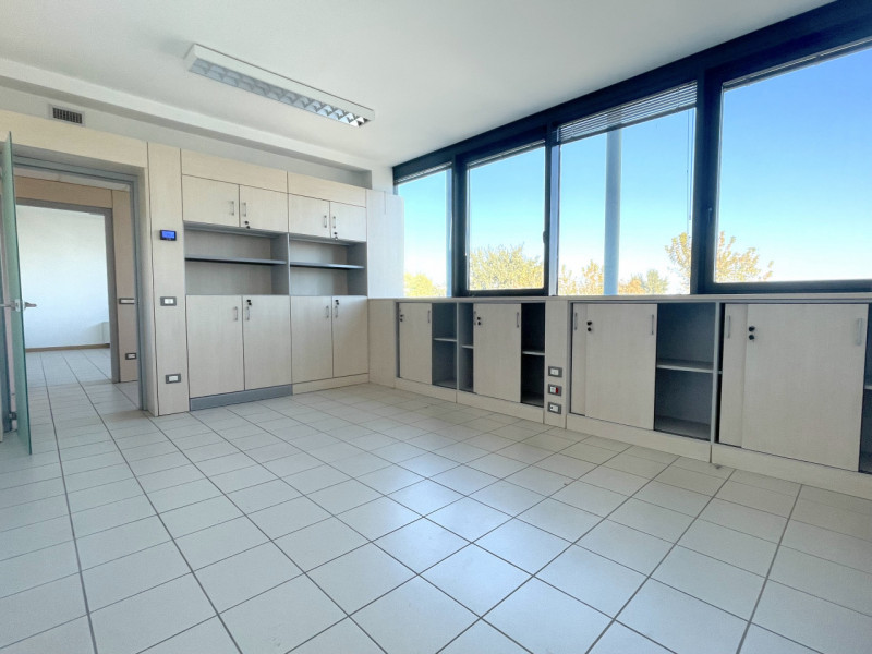 ZONA INDUSTRIALE DI CONSELVE - BAGNOLI DI SOPRA.

Prestigioso Ufficio di complessivi 170 mq. circ...