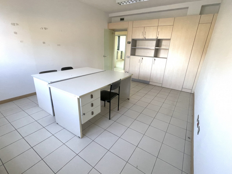 ZONA INDUSTRIALE DI CONSELVE - BAGNOLI DI SOPRA.

Prestigioso Ufficio di complessivi 170 mq. circ...