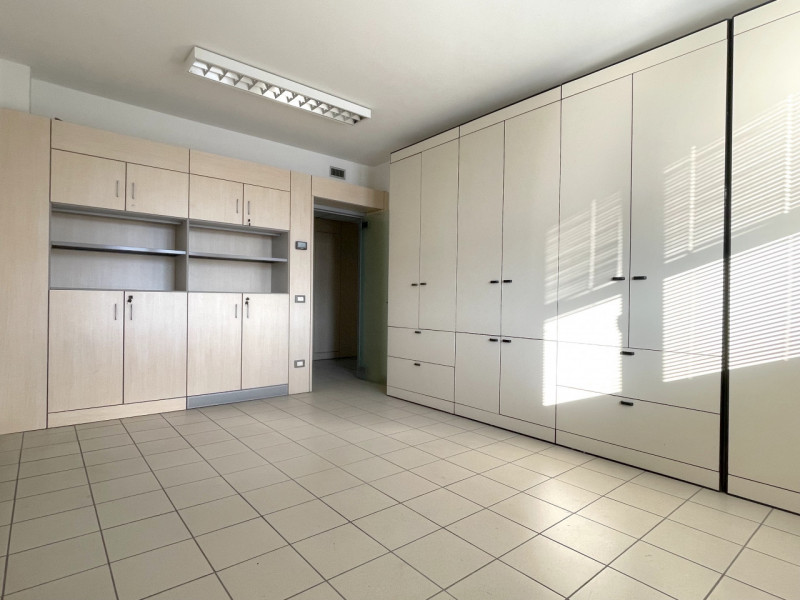 ZONA INDUSTRIALE DI CONSELVE - BAGNOLI DI SOPRA.

Prestigioso Ufficio di complessivi 170 mq. circ...