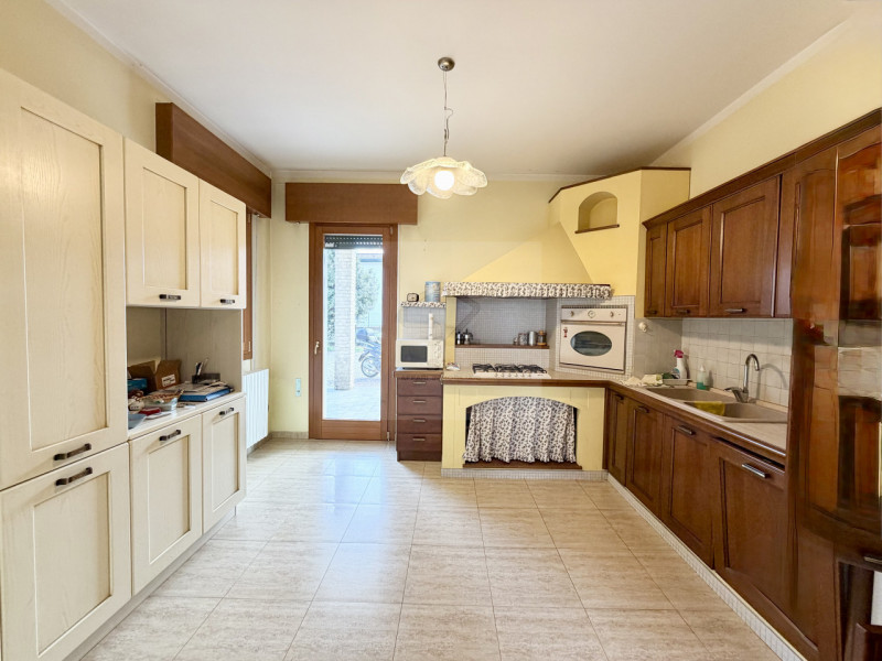 PADOVA - PONTE 4 MARTIRI

PORZIONE DI TRIFAMILIARE DI TESTA COMPLETAMENTE RISTRUTTURATA NEL 2008 ...